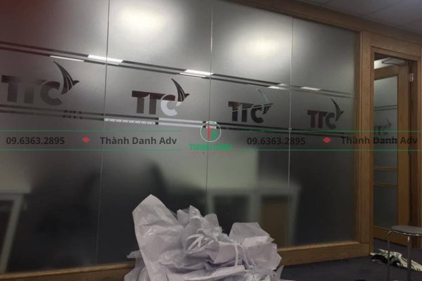 Quy trình cắt chữ decal văn phòng tại Thành Danh Adv