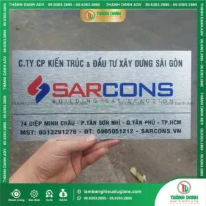 Bảng Tên Công Ty Alu Bạc Xước In UV Cho Công Ty SARCONS