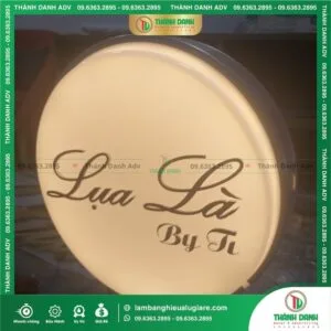 Bảng Vẫy 3D Mica LED Hút Nổi Lụa Là Chuyên Nghiệp