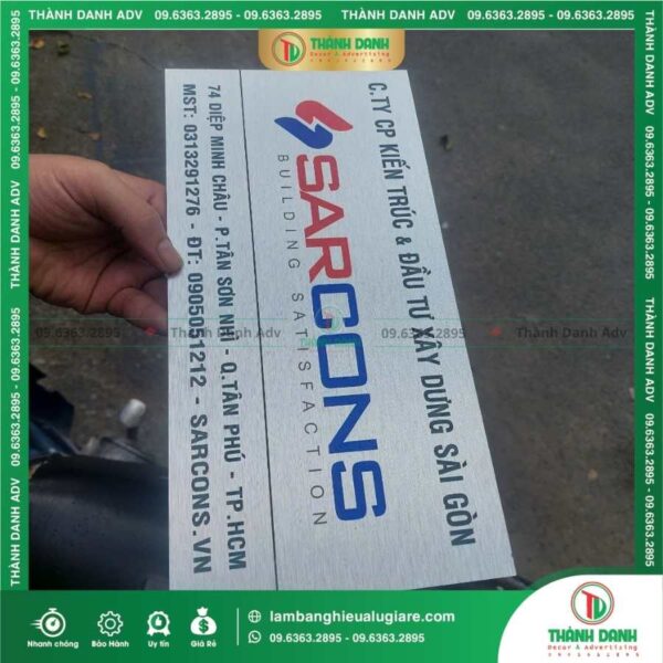 Các lưu ý khi làm bảng tên Công ty Alu bạc xước in UV không bị độn giá