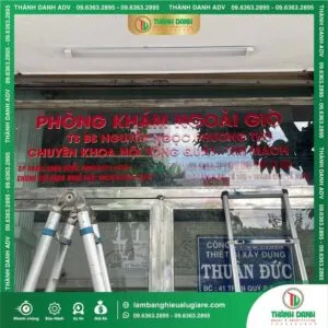 Gia Công Chữ Nổi Mica Hông Formex Cho Phòng Khám Ngoài Giờ