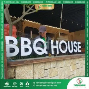 Gia Công Chữ Nổi Mica LED Hông Formex Cho Tiệm Nướng BBQ HOUSE