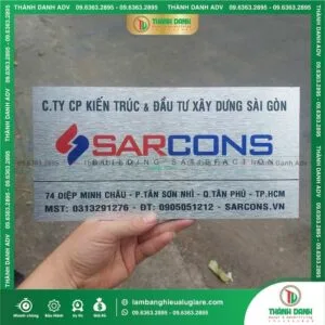 Quy trình làm bảng tên Công ty Alu bạc xước in UV Công ty Sarcons
