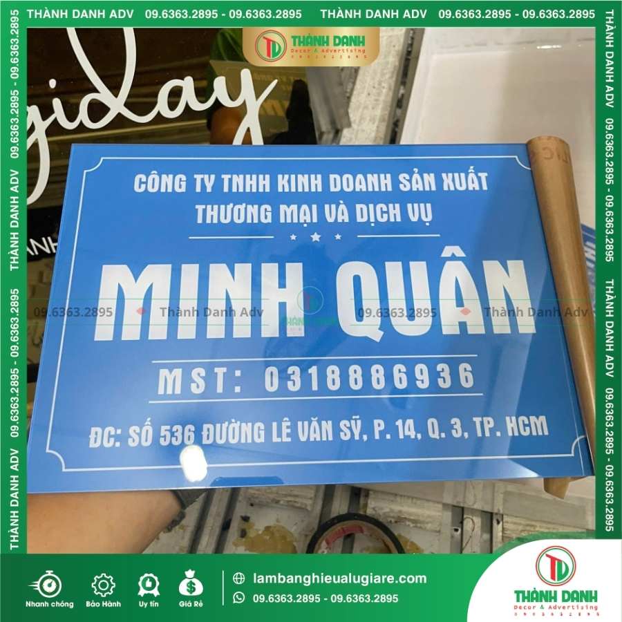 Những câu hỏi thường gặp khi làm bảng tên Công ty in UV Mica nền xanh