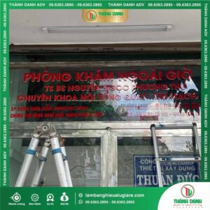 Quy trình gia công chữ nổi Mica hông Formex cho phòng khám ngoài giờ