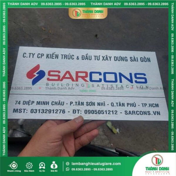 Ưu điểm của bảng tên Công ty Alu bạc xước in UV Công ty Sarcons