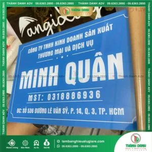 Ưu điểm của bảng tên Công ty in UV Mica nền xanh Công ty Minh Quân