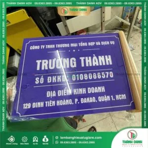 Ưu điểm của bảng tên Công ty Mica nền xanh in UV Công ty Trường Thành