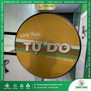 Ưu điểm của bảng vẫy 3D Mica hút nổi in UV cho quán cà phê Tự Do cao cấp