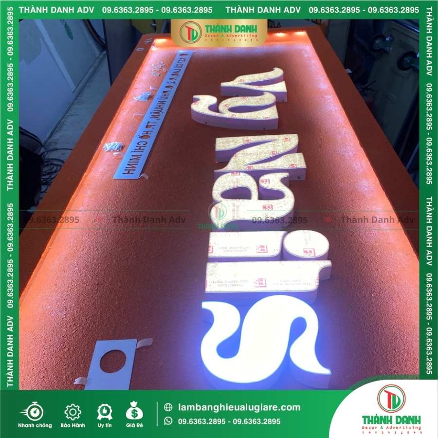 Sự khác biệt khi làm bảng hiệu Cemboard Sơn Gai so với chất liệu khác