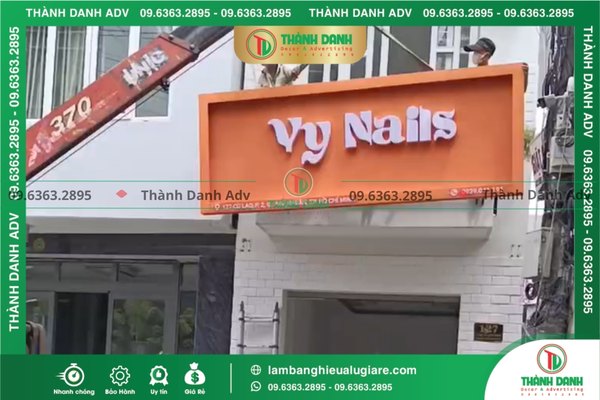Ứng dụng thực tế của bảng hiệu cemboard sơn gai