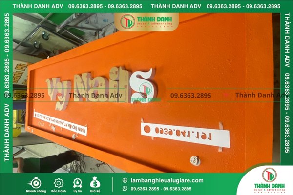 Ưu điểm nổi bật của bảng hiệu cemboard sơn gai