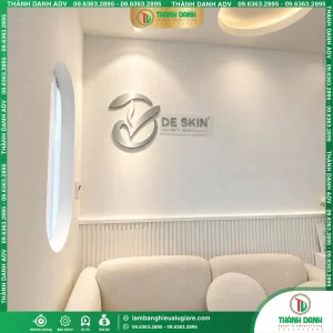 Bảng Hiệu Alu Chữ Nổi Inox DE SKIN Quận 1 – Mẫu Đẹp, Thi Công Thực Tế