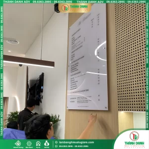 Logo chữ nổi đẹp, bảng mica văn phòng gía mềm